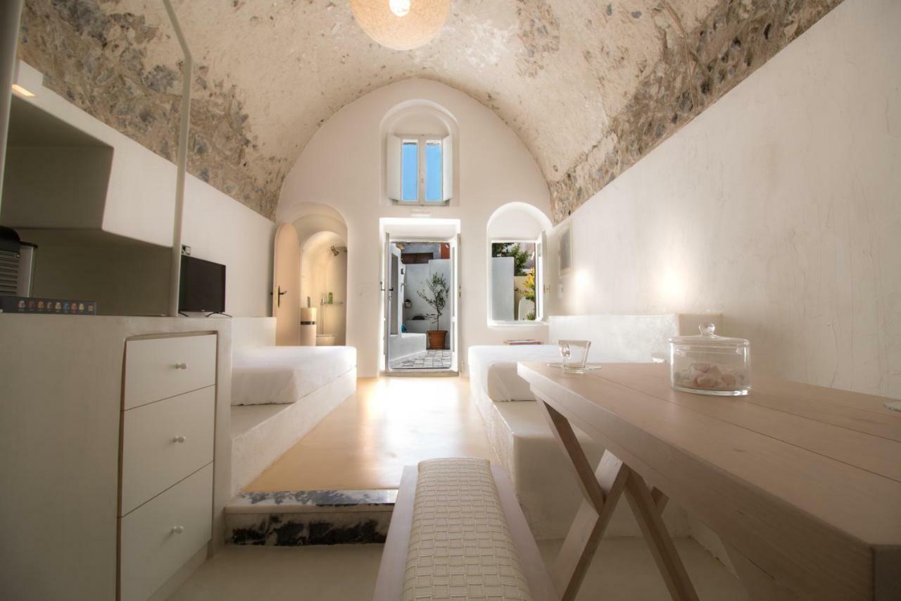 Tritiani Traditional * Messaria (Santorini)